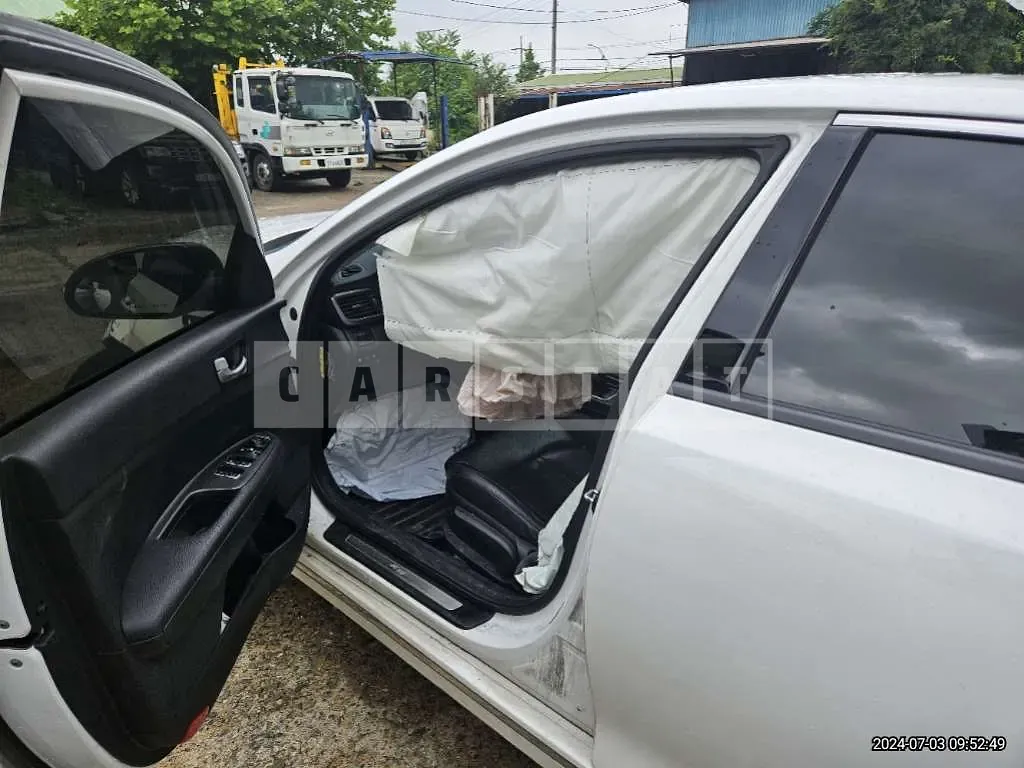 Photo 2 of 9: 2017 Kia K5 — Korean insurance auction