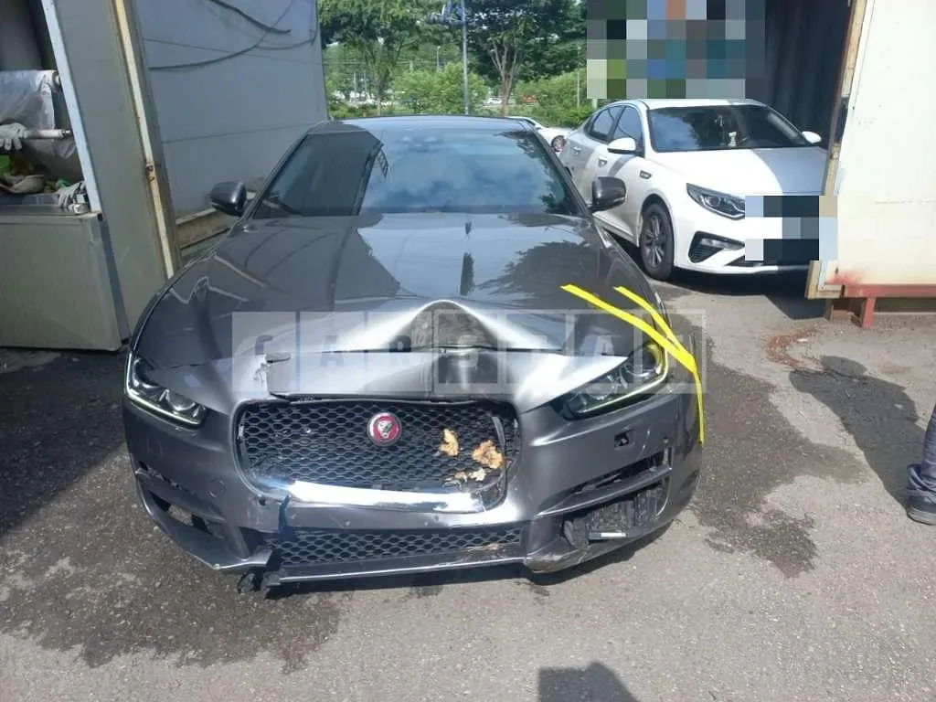 Photo 2 of 9: 2017 Jaguar XE 20d — Korean insurance auction