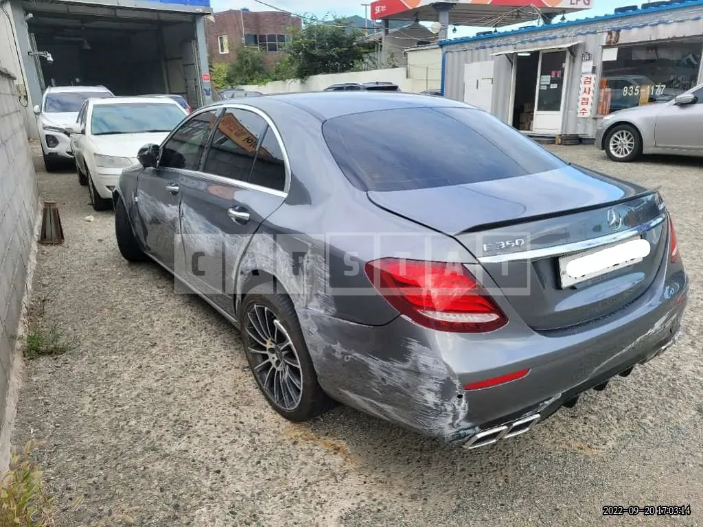 Photo 2 of 8: 2017 Mercedes-Benz E220d, VIN WDDZF0EB4HA062707 — Korean insurance auction