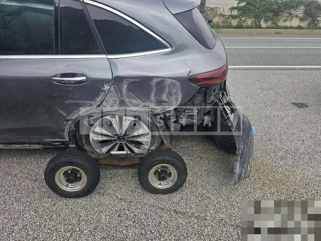 Photo 2 of 5: 2021 Mercedes-Benz EQC400 4Matic — Korean insurance auction