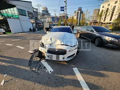 Photo 1 of 4: 2017 Jaguar XF 20d — Korean insurance auction