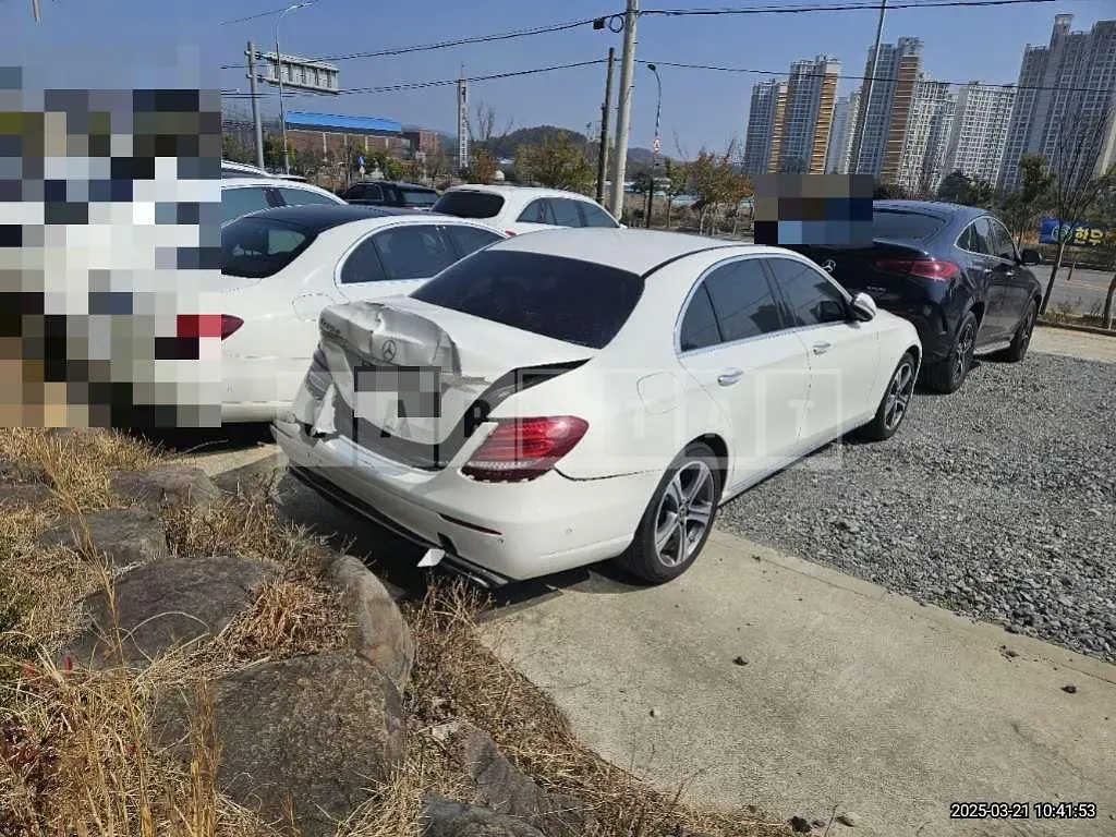 Photo 2 of 10: 2018 Mercedes-Benz E220 d — Korean insurance auction