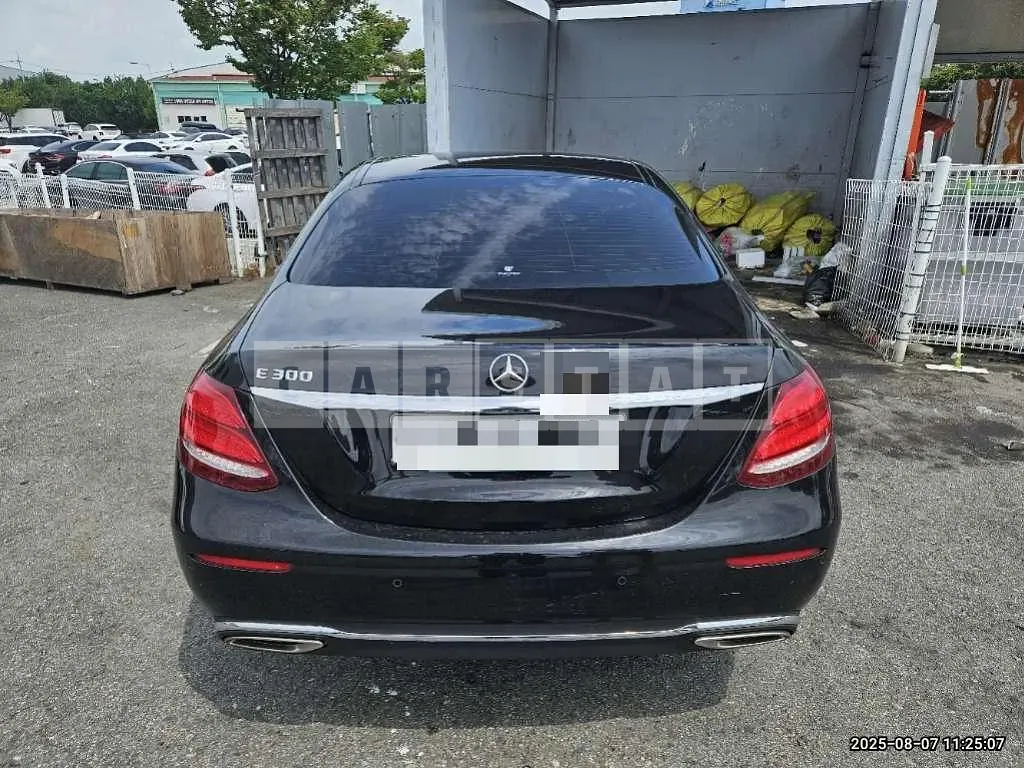 Photo 2 of 14: 2019 Mercedes-Benz E300 — Korean insurance auction