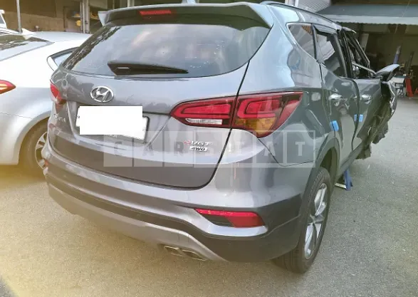 Photo 2 of 4: 2017 Hyundai Santa Fe, VIN KMHSW81UDHU735923 — Korean insurance auction