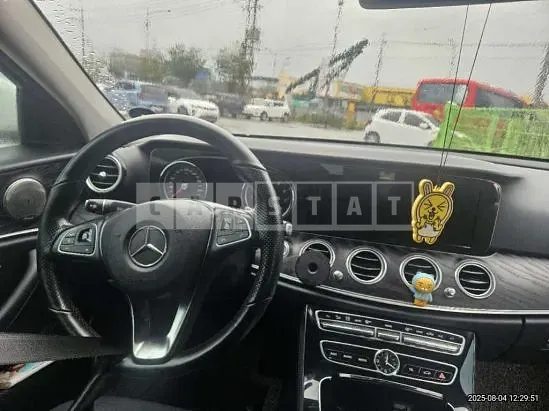 Photo 2 of 11: 2018 Mercedes-Benz E 200 — Korean insurance auction