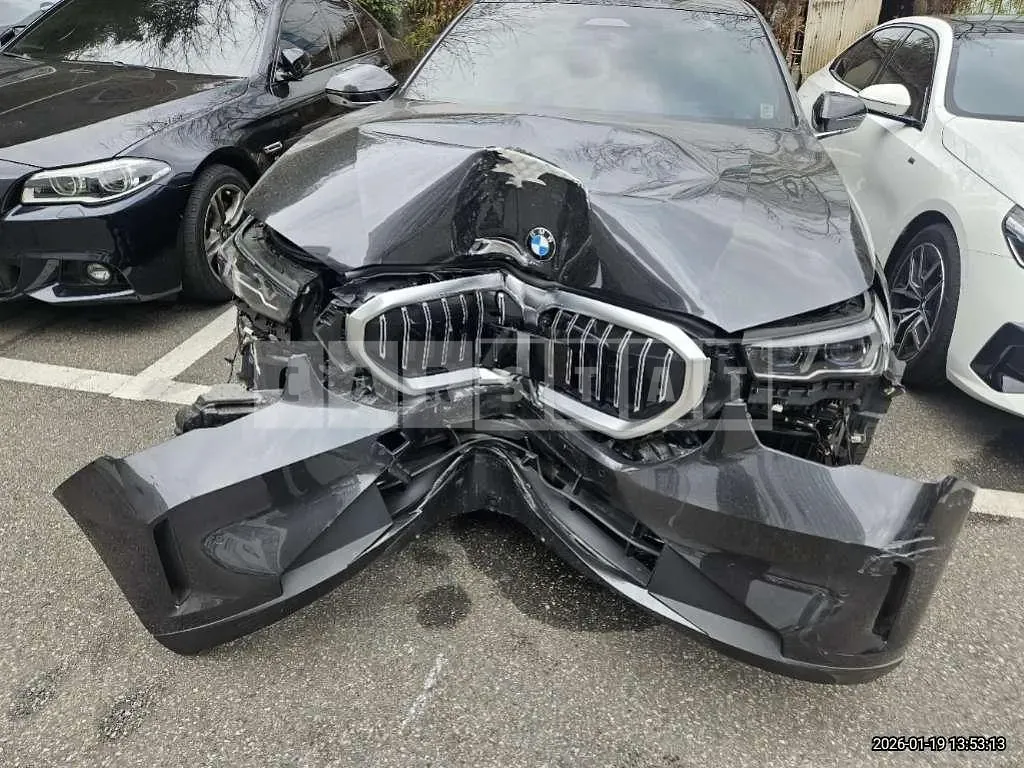 Photo 2 of 14: 2024 BMW 520i — Korean insurance auction