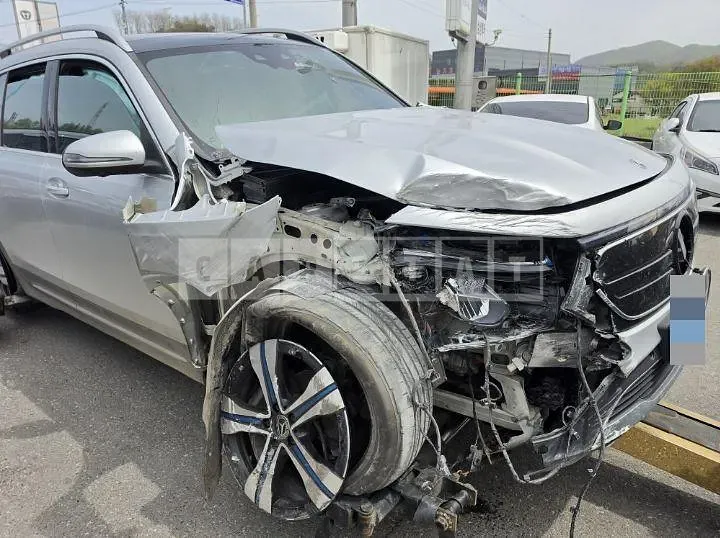 Photo 2 of 13: 2022 Mercedes-Benz EQB300 4Matic Electric Car — Korean insurance auction
