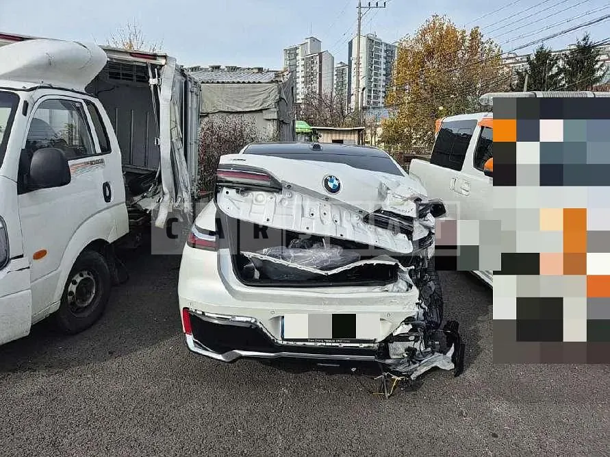 Photo 2 of 12: 2024 BMW 740i xDrive — Korean insurance auction