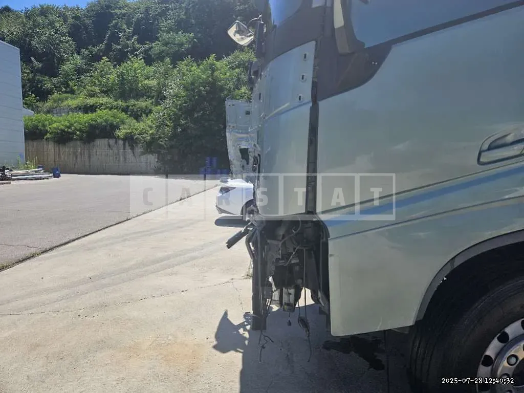 Photo 2 of 36: 2017 Volvo Fh Tractor — Korean insurance auction