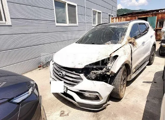Photo 2 of 17: 2017 Hyundai Santa Fe, VIN KMHSW81UBHU724184 — Korean insurance auction