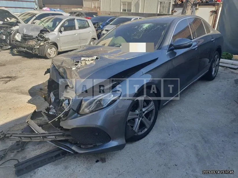Photo 2 of 21: 2018 Mercedes-Benz E200, VIN WDDZF4CB8JA408919 — Korean insurance auction