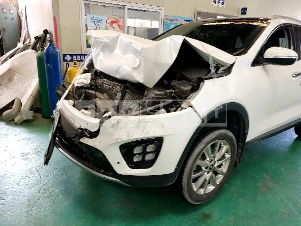 Photo 2 of 16: 2017 Kia Sorento, VIN KNAPH81ABHA279848 — Korean insurance auction
