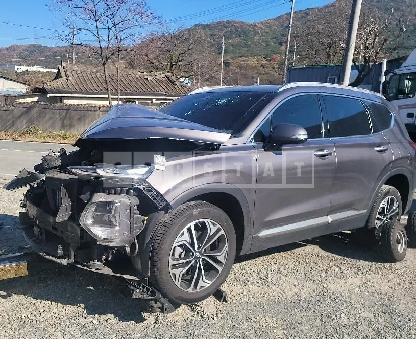 Photo 2 of 23: 2018 Hyundai Santa Fe, VIN KMHS381BBKU018159 — Korean insurance auction