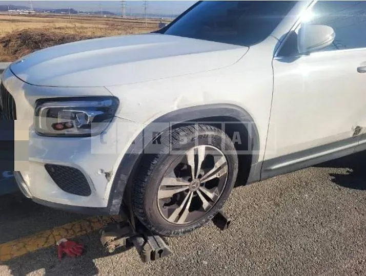 Photo 2 of 19: 2021 Mercedes-Benz GLB220 — Korean insurance auction