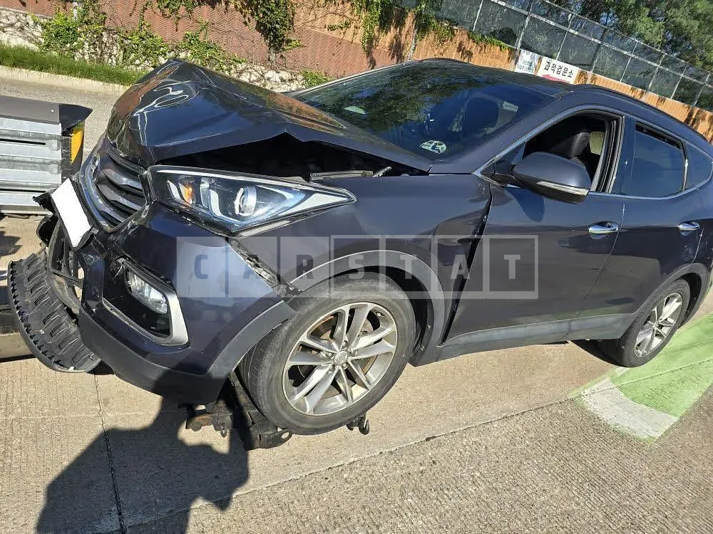 Photo 2 of 8: 2016 Hyundai Santa Fe, VIN KMHSW81UBGU687807 — Korean insurance auction