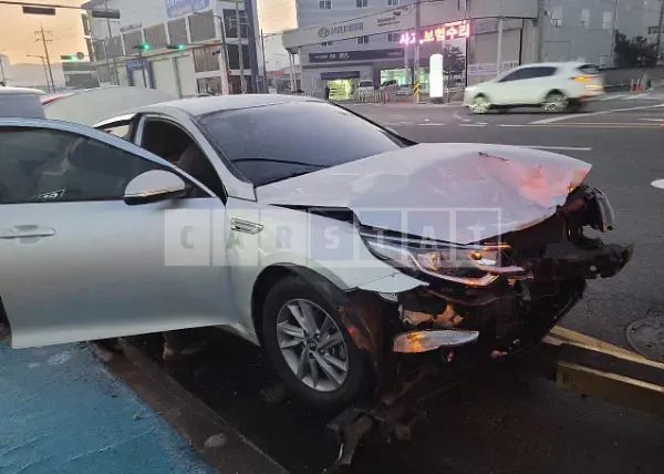 Photo 2 of 3: 2019 Kia K5, VIN KNAGU416BKA334112 — Korean insurance auction