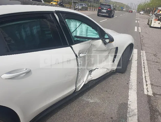 Photo 2 of 10: 2018 Porsche Panamera 4 — Korean insurance auction