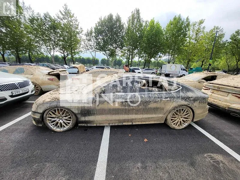 Photo 2 of 6: 2016 Audi A7 50 TDI quattro, VIN WAUZZZ4G7GN154837 — Korean insurance auction