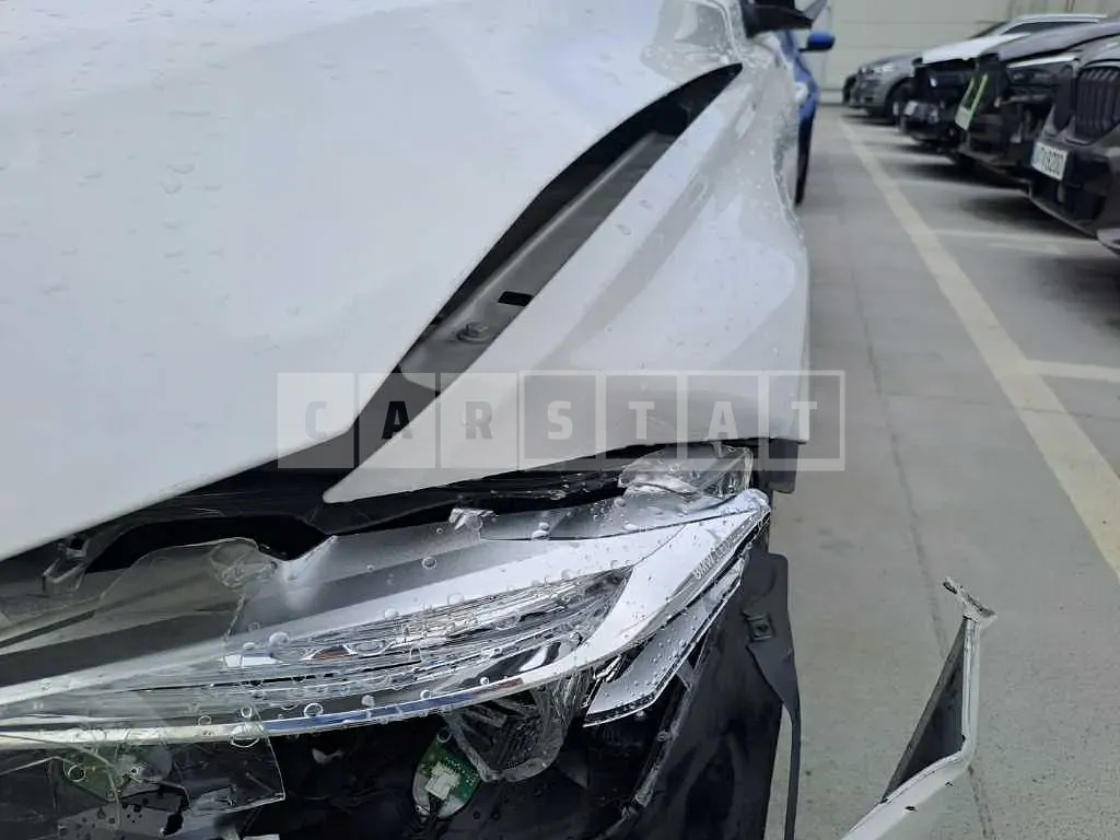 Photo 2 of 24: 2018 BMW 320i, VIN WBA8A9100JAE92138 — Korean insurance auction