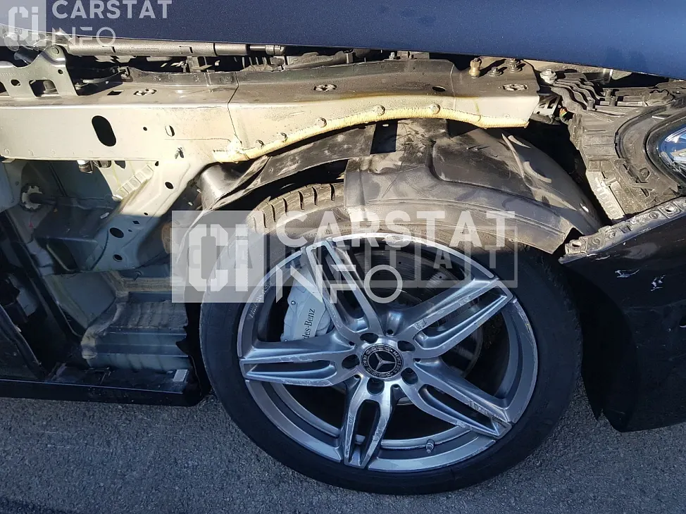 Photo 2 of 17: 2018 Mercedes-Benz E300, VIN WDDZF4JB1KA502435 — Korean insurance auction