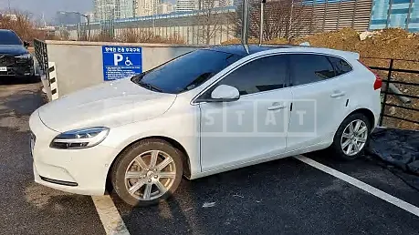 Photo 2 of 14: 2018 Volvo V40 D3, VIN YV1MV79K0J2508290 — Korean insurance auction