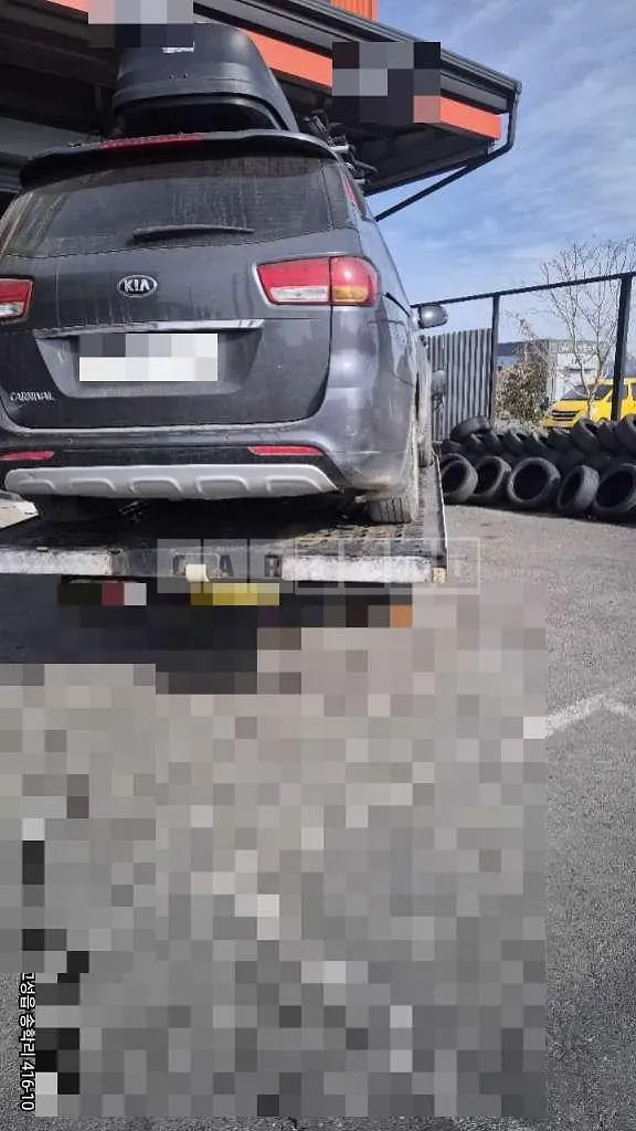 Photo 2 of 2: 2015 Kia Carnivals — Korean insurance auction
