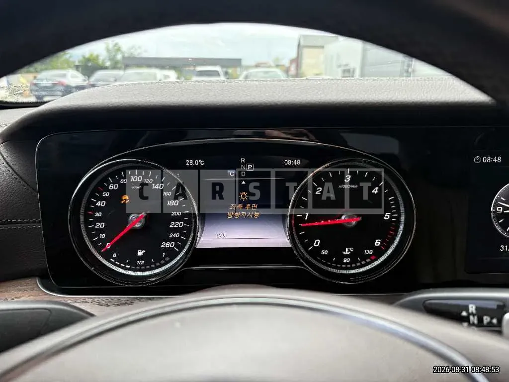Photo 2 of 26: 2017 Mercedes-Benz E220 d 4Matic — Korean insurance auction