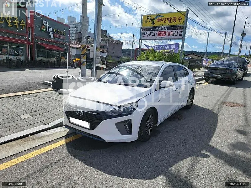 Photo 2 of 15: 2017 Hyundai Ionic (Hybrid), VIN KMHC751CGHU031659 — Korean insurance auction