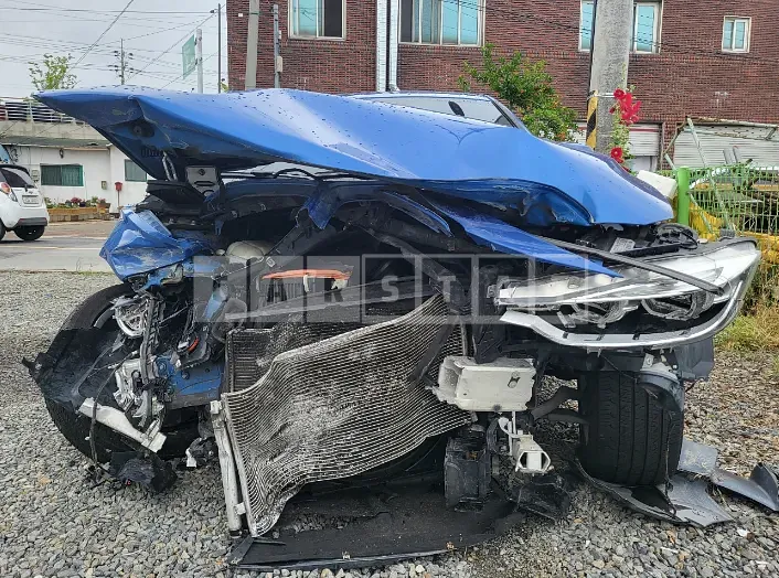 Photo 2 of 6: 2016 BMW 320d, VIN WBA8C5106GK633927 — Korean insurance auction