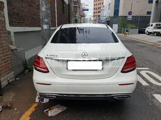 Photo 2 of 15: 2017 Mercedes-Benz E220d — Korean insurance auction