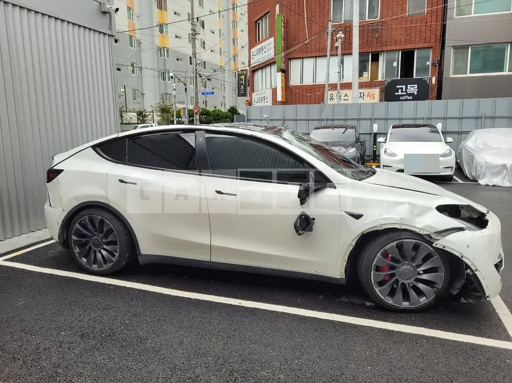 Photo 2 of 38: 2021 Tesla Model Y Performance, VIN 5YJYGDEF3MF284184 — Korean insurance auction