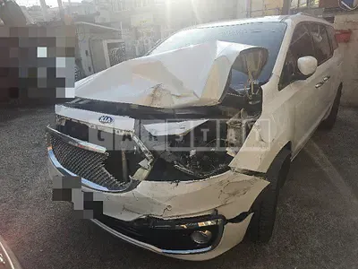 Photo 1 of 5: 2015 Kia Carnivals — Korean insurance auction