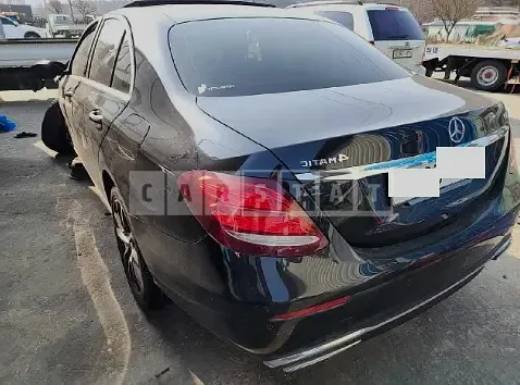 Photo 2 of 9: 2019 Mercedes-Benz E 300 4Matic, VIN WDDZF4KB7KA558409 — Korean insurance auction