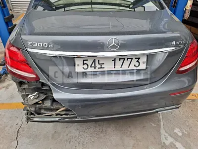Photo 1 of 18: 2019 Mercedes-Benz E220d, VIN WDDZF0EB8KA508526 — Korean insurance auction
