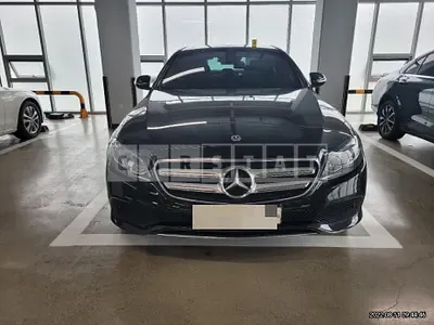 Photo 1 of 13: 2017 Mercedes-Benz E220 d 4Matic, VIN WDDZF0FB8HA250984 — Korean insurance auction