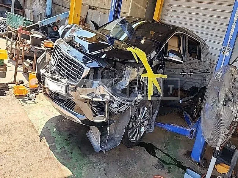 Photo 2 of 35: 2018 Kia Carnival, VIN KNAME81ABKS496177 — Korean insurance auction