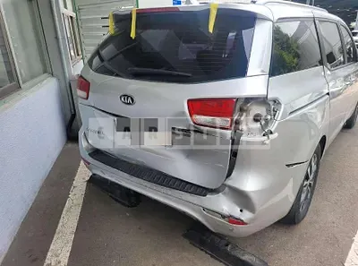 Photo 1 of 6: 2015 Kia Carnivals — Korean insurance auction