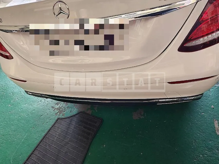 Photo 2 of 15: 2017 Mercedes-Benz E300 4Matic, VIN WDDZF4KB2JA371447 — Korean insurance auction