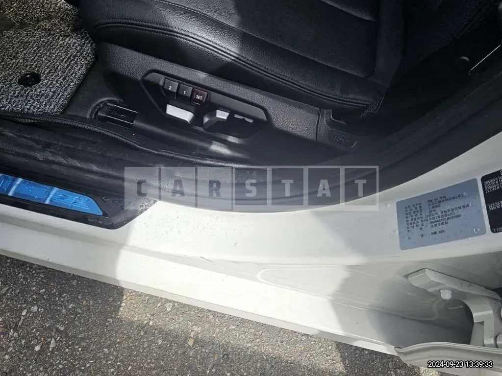 Photo 2 of 13: 2018 BMW 320i — Korean insurance auction