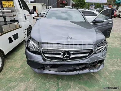 Photo 1 of 19: 2018 Mercedes-Benz E 200, VIN WDDZF4CB5JA457995 — Korean insurance auction