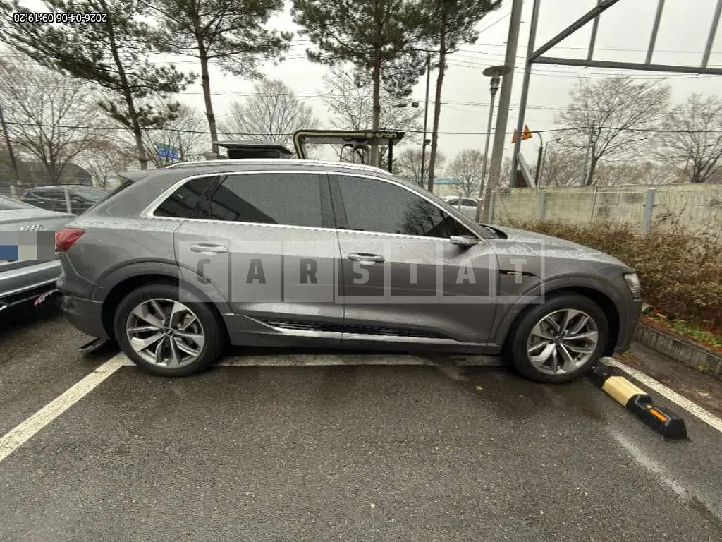 Photo 2 of 38: 2022 Audi e-tron 55 quattro — Korean insurance auction