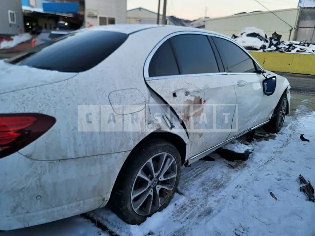 Photo 2 of 9: 2019 Mercedes-Benz E300 4Matic, VIN WDDZF4KB1KA619527 — Korean insurance auction