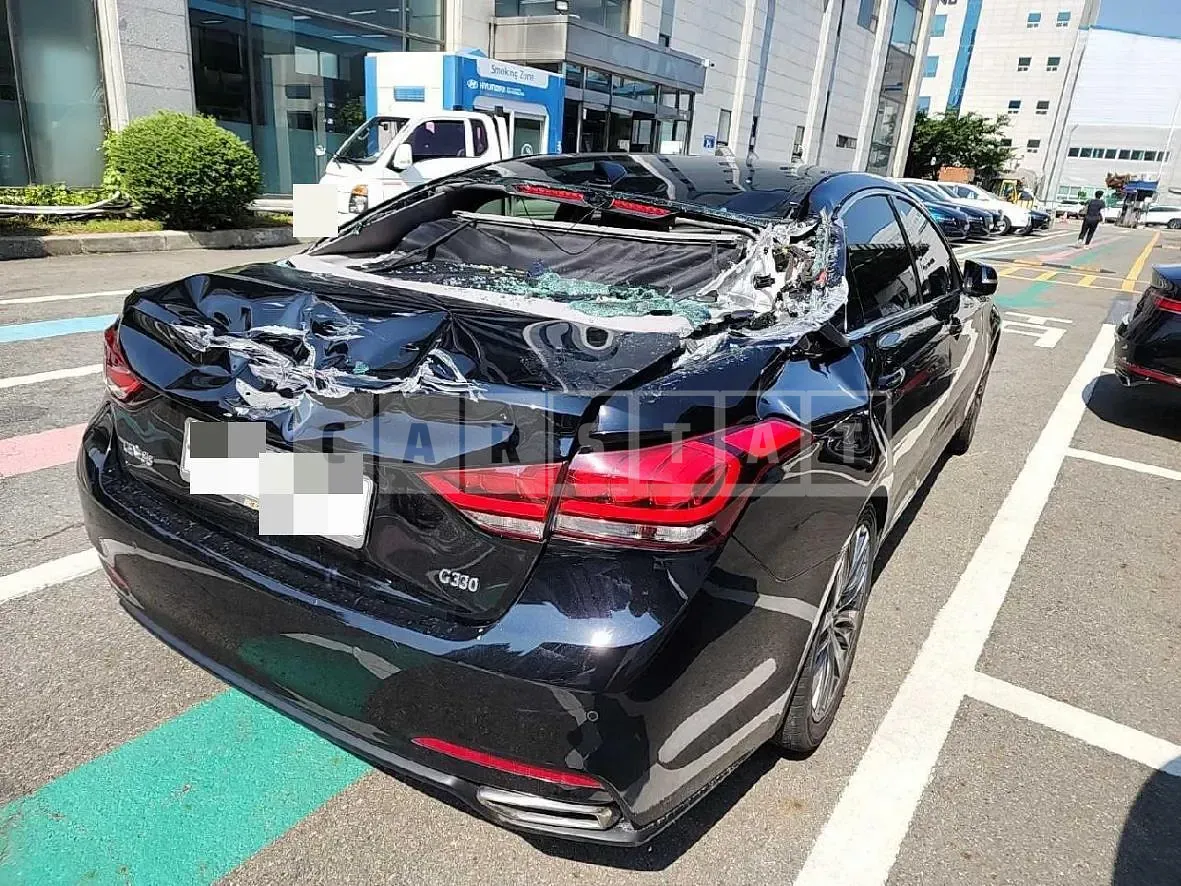 Photo 3 of 3: 2015 Genesis Dh — Korean insurance auction