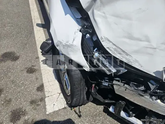 Photo 2 of 18: 2025 BMW 520i — Korean insurance auction