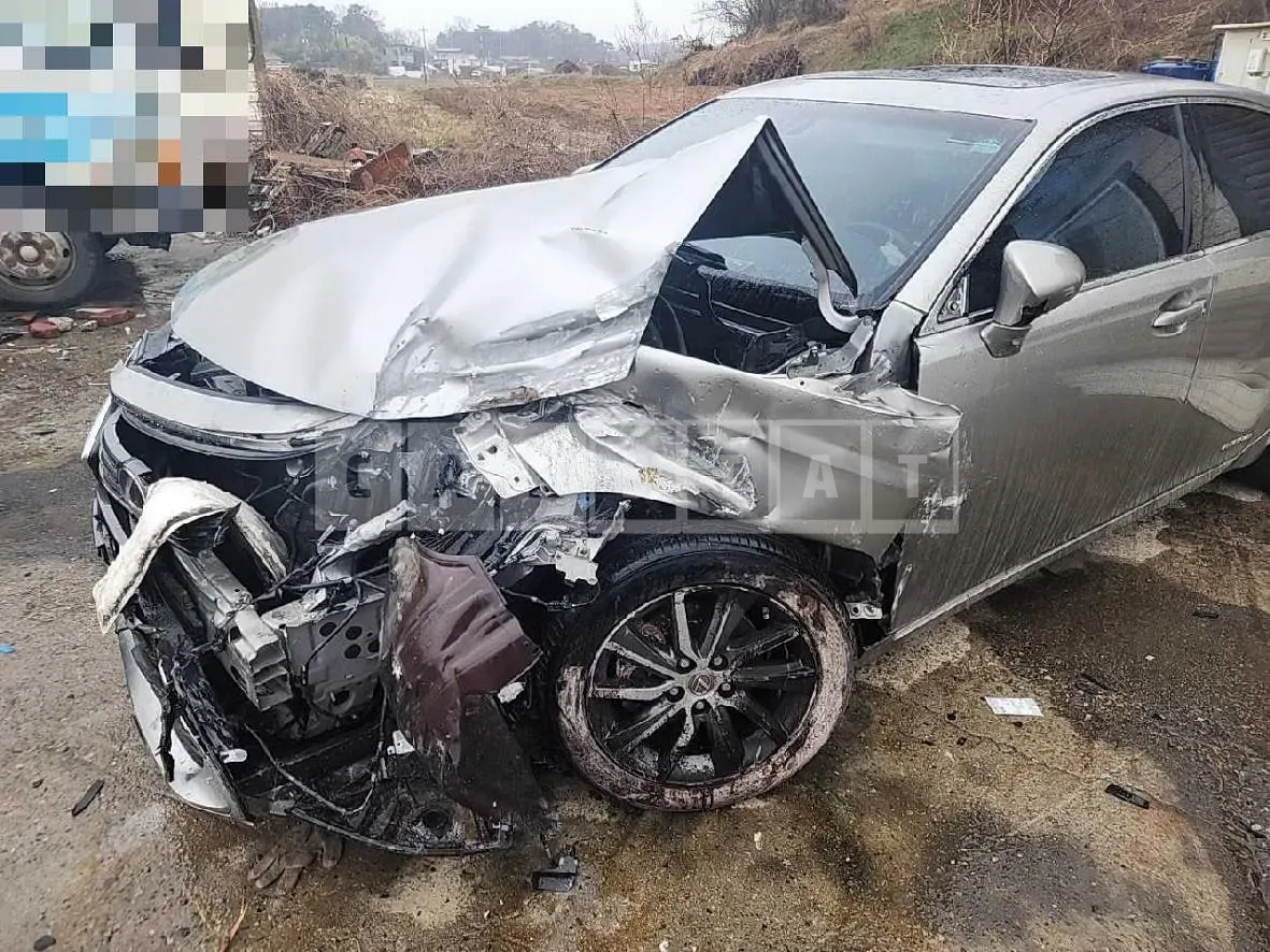 Photo 2 of 12: 2017 Lexus ES300h, VIN JTHBW1GG1H2150102 — Korean insurance auction