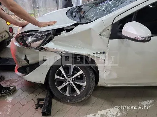 Photo 2 of 12: 2019 Toyota Prius C — Korean insurance auction