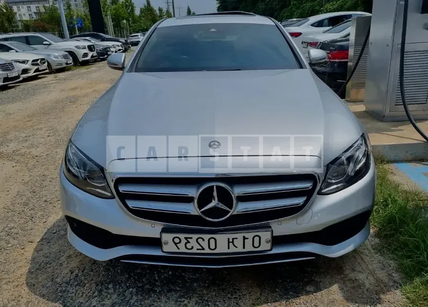 Photo 2 of 9: 2017 Mercedes-Benz E220d, VIN WDDZF0EB8HA072351 — Korean insurance auction