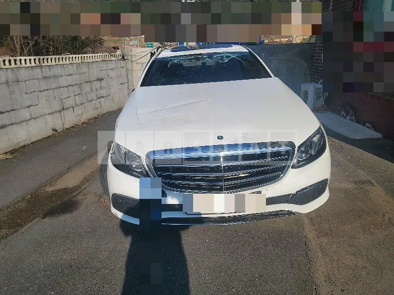Photo 2 of 15: 2019 Mercedes-Benz E220 d 4Matic, VIN WDDZF0FB8KA533585 — Korean insurance auction
