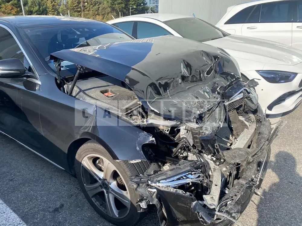 Photo 2 of 17: 2018 Mercedes-Benz E200, VIN WDDZF4CB5JA404567 — Korean insurance auction