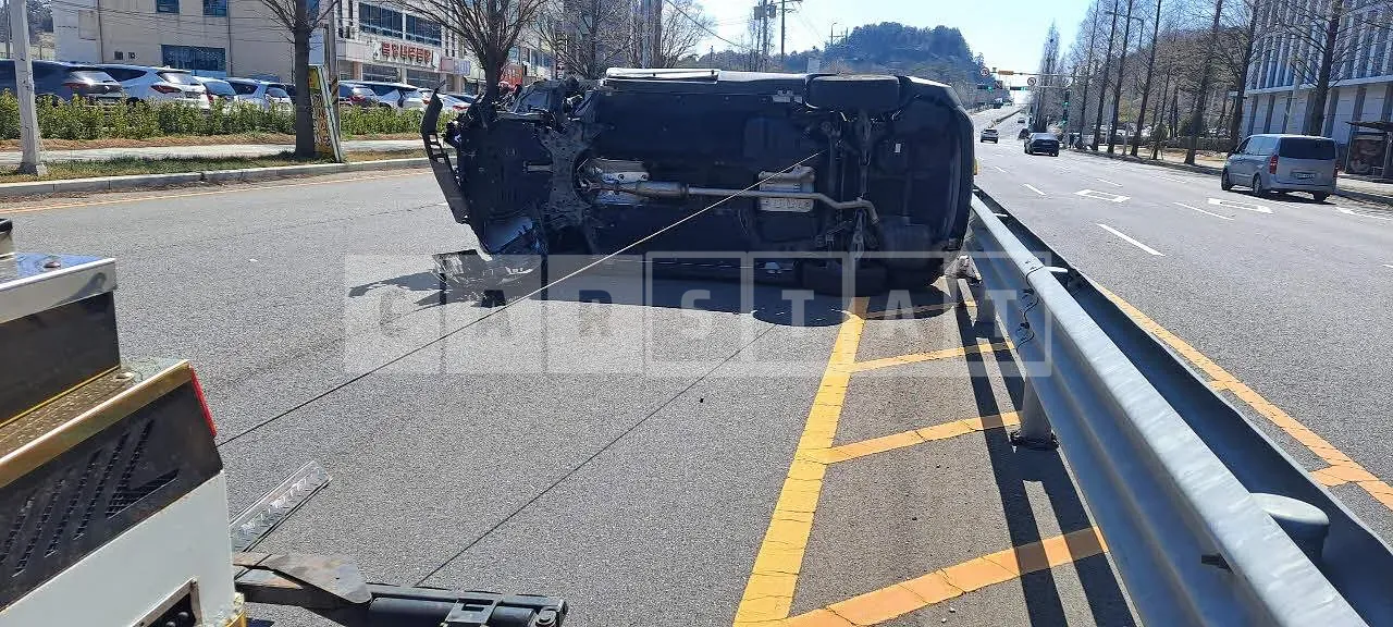 Photo 2 of 10: 2019 Hyundai Santa Fe, VIN KMHS381BBKU185727 — Korean insurance auction